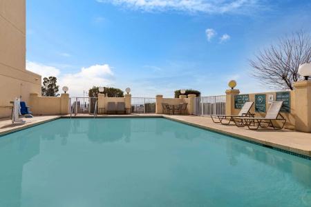 La Quinta By Wyndham East - 10
