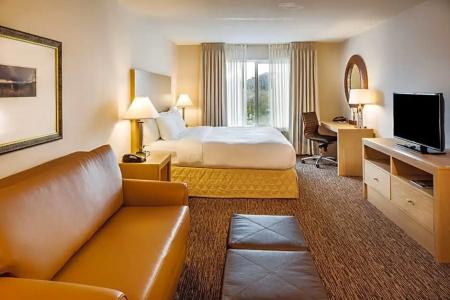 DoubleTree by Hilton - 35