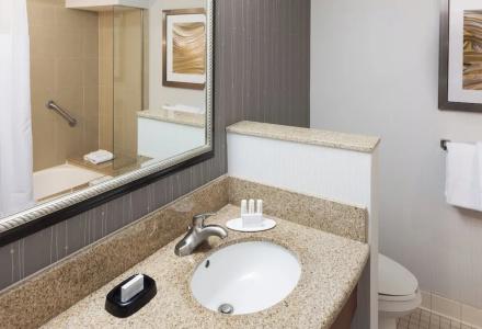 Courtyard by Marriott Miami at Dolphin Mall - 33