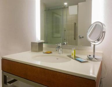 DoubleTree by Hilton New York - 39