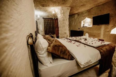 Romantic Cave - 87