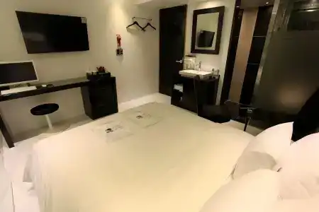 Lush - 4