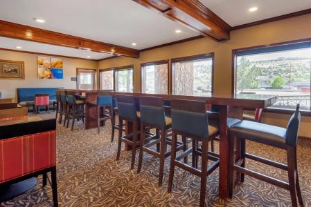 Comfort Inn & Suites - 35