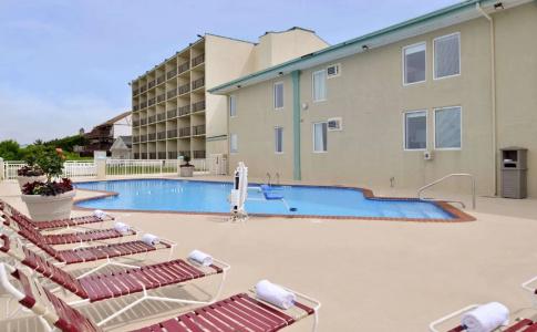 Best Western Plus Holiday Sands Inn & Suites - 17