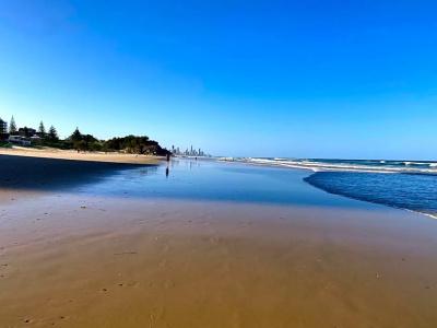 Outrigger Burleigh - 98