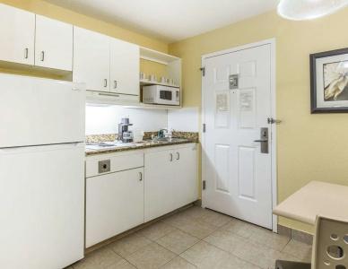 Suburban Studios Cape Coral - 14