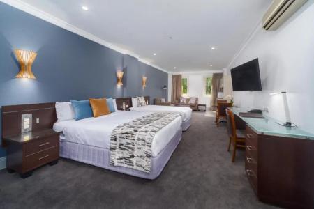 Hyde Park Inn - 135