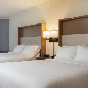 Elk Lake Inn & Suites - 32