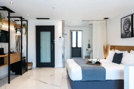 Melo Athens - 145