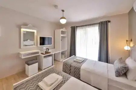 Lora Kaş - 28