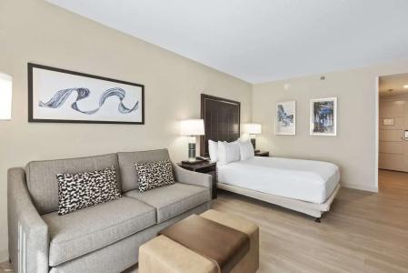 DoubleTree by Hilton - 34