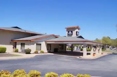 Days Inn & Suites by Wyndham Colonial - 11