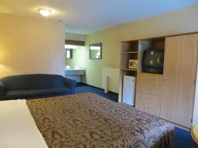 Days Inn by Wyndham Anaheim West - 15