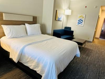 Holiday Inn Express & Suites West - 39