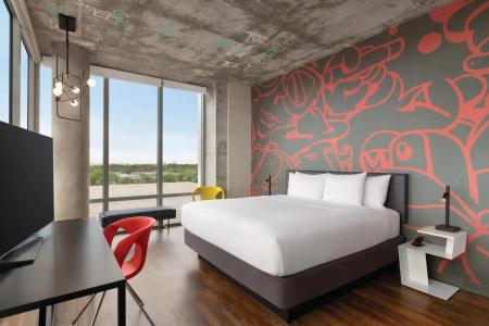 Radisson Red Miami Airport - 2