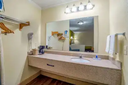 Rodeway Inn & Suites Fort Jackson - 9