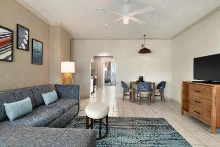 Holiday Inn & Suites, An Ihg - 55