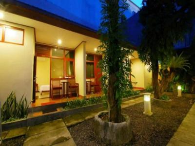 Yulia Beach Inn Kuta - 24