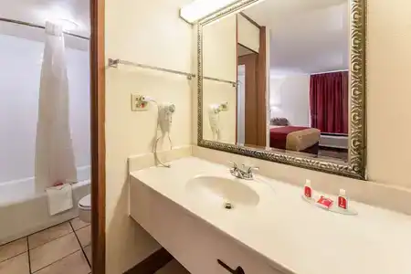 Econo Inn & Suites - 8