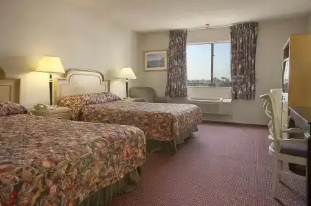 Ramada by Wyndham Los Angeles/Wilshire Center - 6