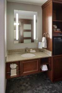 Courtyard by Marriott Boston Logan Airport - 9