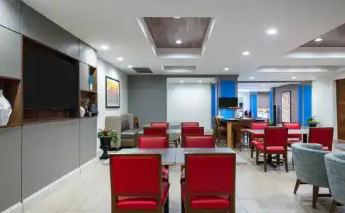 Holiday Inn Express & Suites i-95 & i-20 Civic Ctr, An Ihg - 1