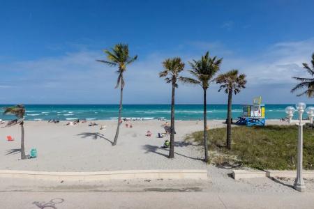 Hollywood Broadwalk Oceanside - 16