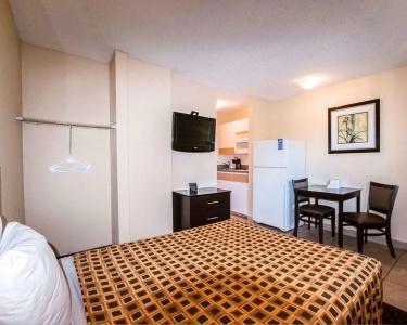 HomeTowne Studios by Red Roof Orlando South - 16