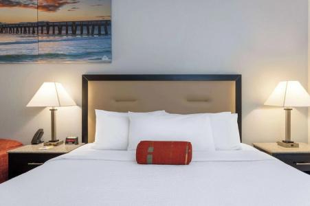 Days Inn & Suites by Wyndham - 37
