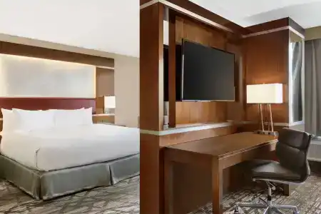 DoubleTree by Hilton Toronto Airport West - 2