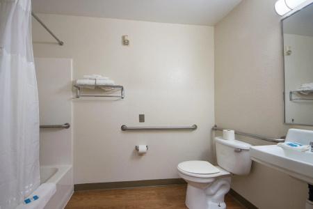 HomeTowne Studios by Red Roof Dallas - - 19