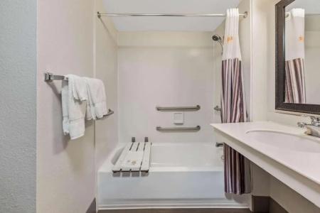La Quinta Inn by Wyndham Miami Airport North - 22