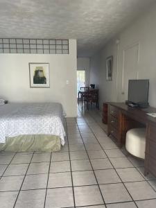 Green Island Inn - 81