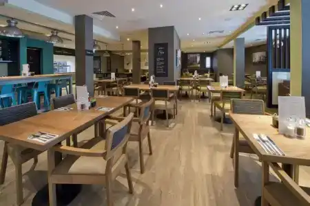 Premier Inn Tottenham Hale - 11