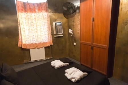 Alcatraz Jail-Hostel - 1