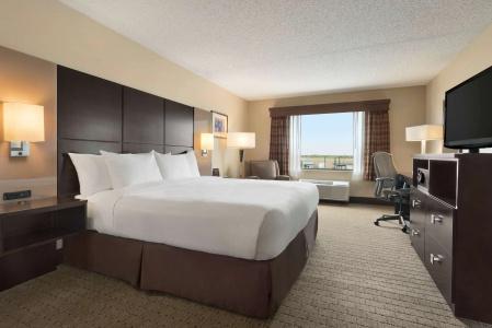 DoubleTree by Hilton Airport - 4