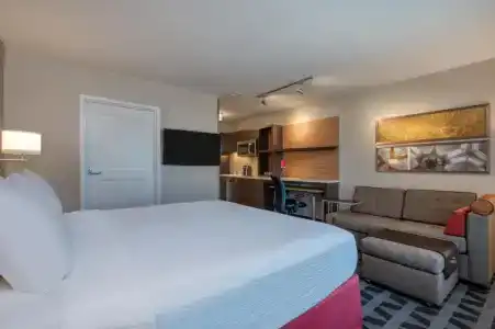 TownePlace Suites by Marriott Indianapolis Airport - 69