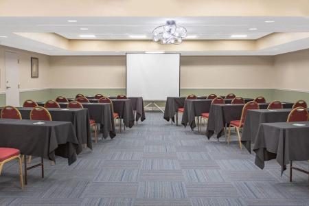 Holiday Inn & Suites - North - 18