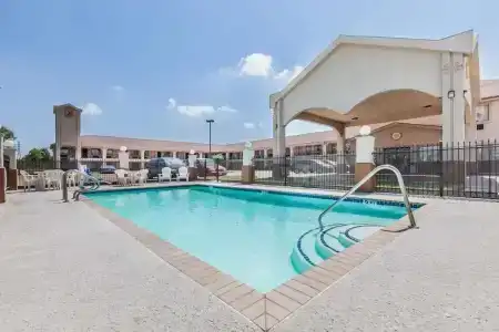 Super 8 by Wyndham Houston/Dtwn/I-610 - 3