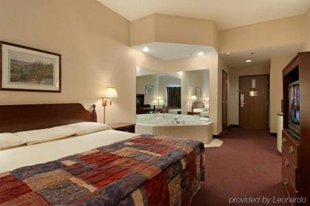 Red Roof Inn & Suites West - 3