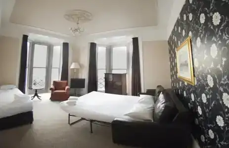 Queens & Spa - 111