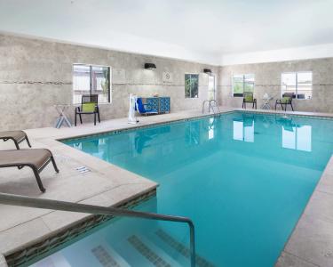Hampton Inn & Suites - 32