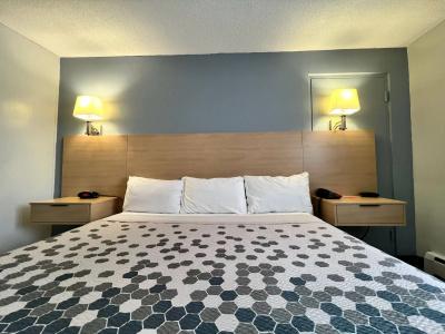 Econo Lodge Village - 59