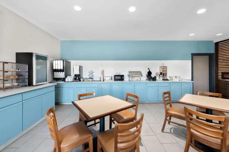 Country Inn & Suites by Radisson, West, KS - 32