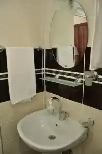 ÜnSide Apart - 10