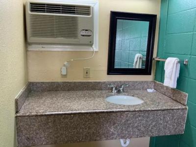Pinn Road Inn and Suites Lackland AFB and Seaworld - 27