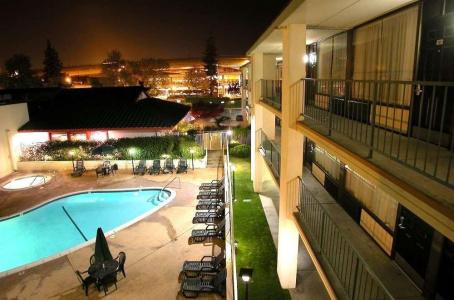 Vagabond Inn Executive Old Town - 8