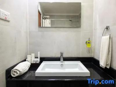 Golden Tulip - 105