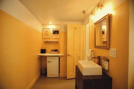 The Historic Peninsula Inn - 101