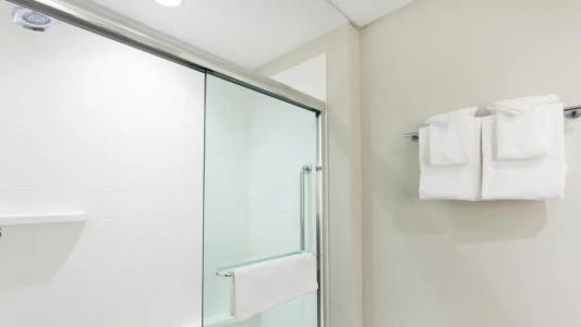 Holiday Inn Express & Suites Beach Beachfront by IHG - 122